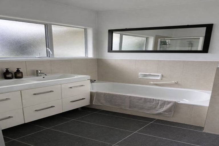 Photo of property in 33 Agincourt Street, Glenfield, Auckland, 0629