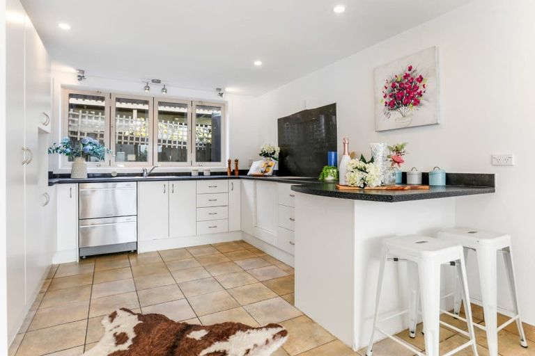 Photo of property in 2/4202a Great North Road, Glendene, Auckland, 0602