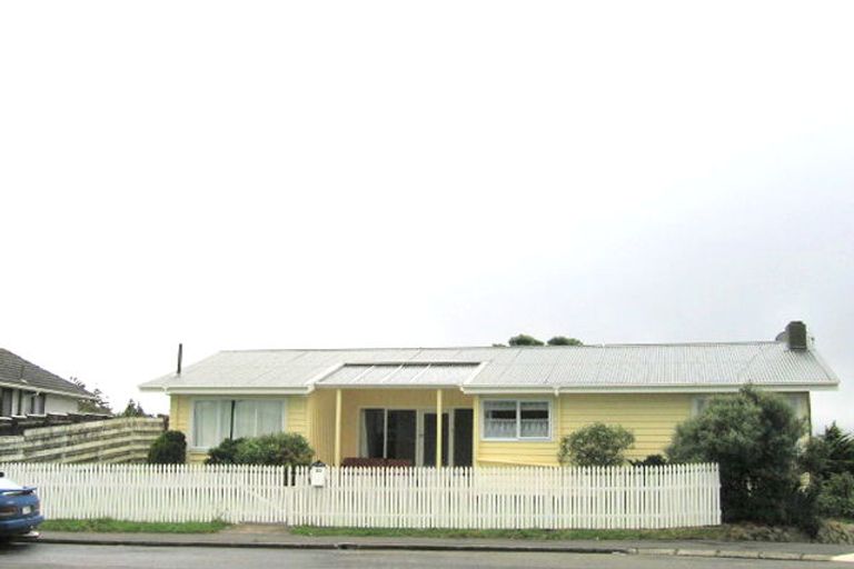 Photo of property in 15 Loasby Crescent, Newlands, Wellington, 6037