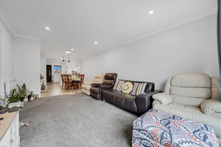 Photo of property in 70 Paretaiuru Crescent, Papakura, 2110