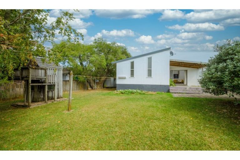 Photo of property in 22 Vina Place, Massey, Auckland, 0614