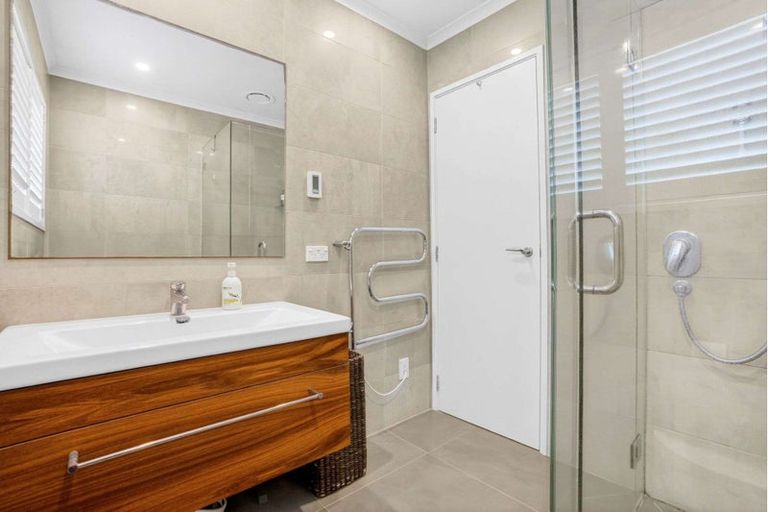 Photo of property in 8a Tipau Street, Torbay, Auckland, 0630