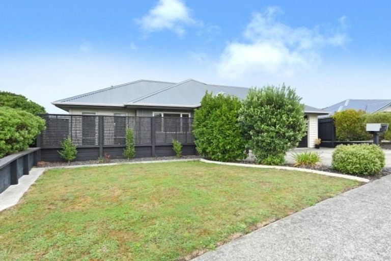 Photo of property in 9 James Nairn Grove, Riverstone Terraces, Upper Hutt, 5018