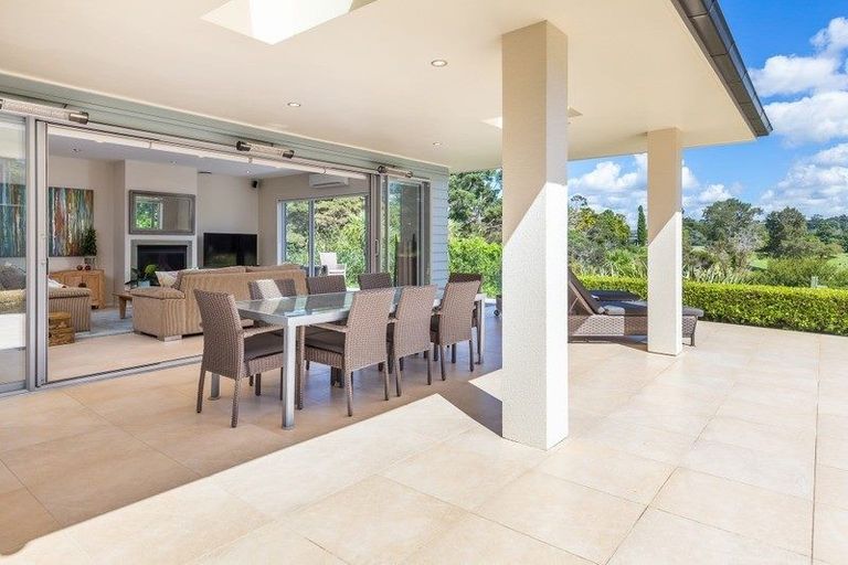 Photo of property in 52 English Oak Drive, Schnapper Rock, Auckland, 0632