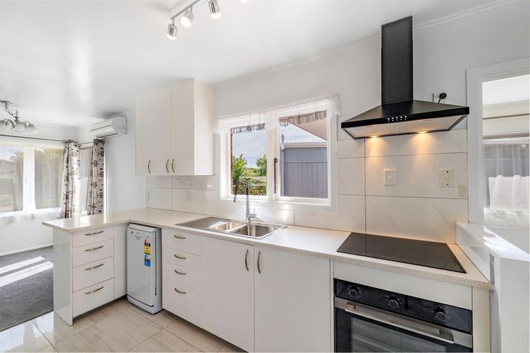 Photo of property in 31 London Street, Te Atatu Peninsula, Auckland, 0610