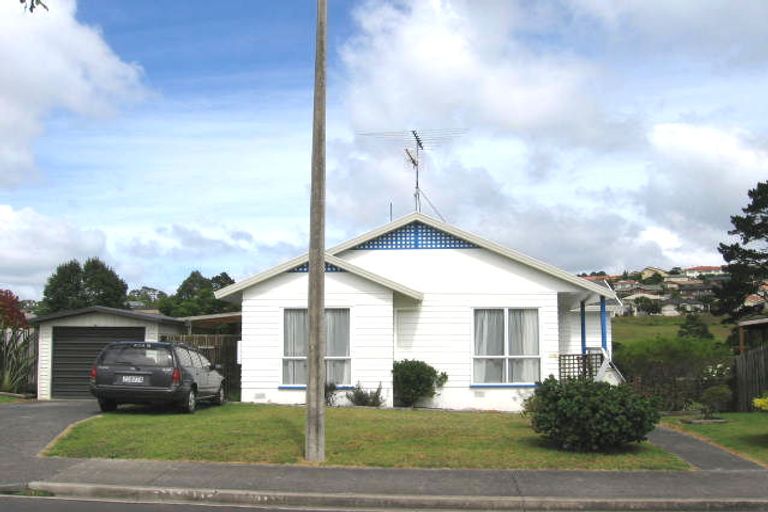 Photo of property in 2/2 Rook Place, Unsworth Heights, Auckland, 0632