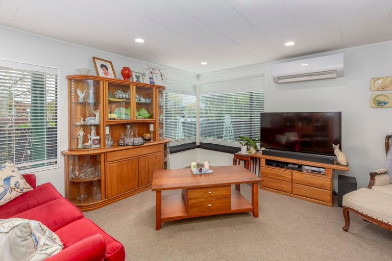Photo of property in 37 Rosemead Place, Randwick Park, Auckland, 2105