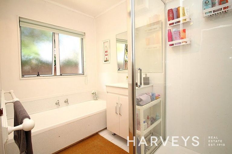 Photo of property in 5 Porter Avenue, Te Atatu South, Auckland, 0610