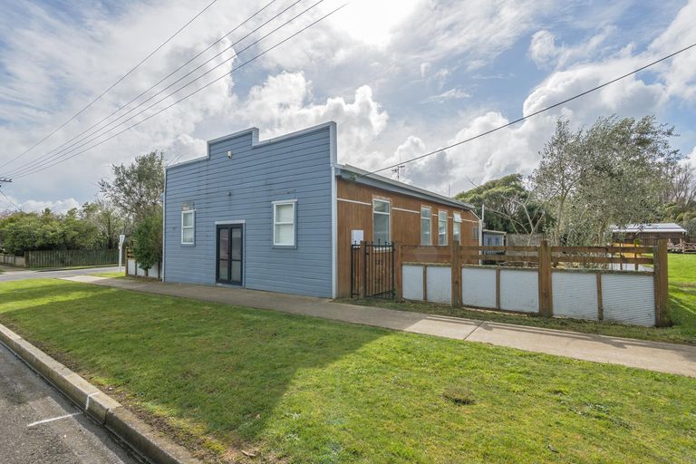 Photo of property in 2 Kowhai Street, Tokomaru, Palmerston North, 4474