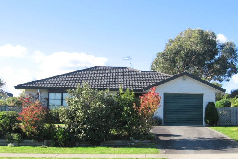 Photo of property in 31 Guildford Drive, Paraparaumu, 5032