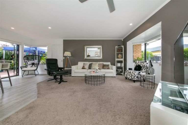 Photo of property in 19 Heversham Place, Glendene, Auckland, 0602