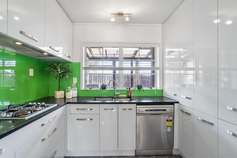 Photo of property in 121 Everglade Drive, Totara Heights, Auckland, 2105