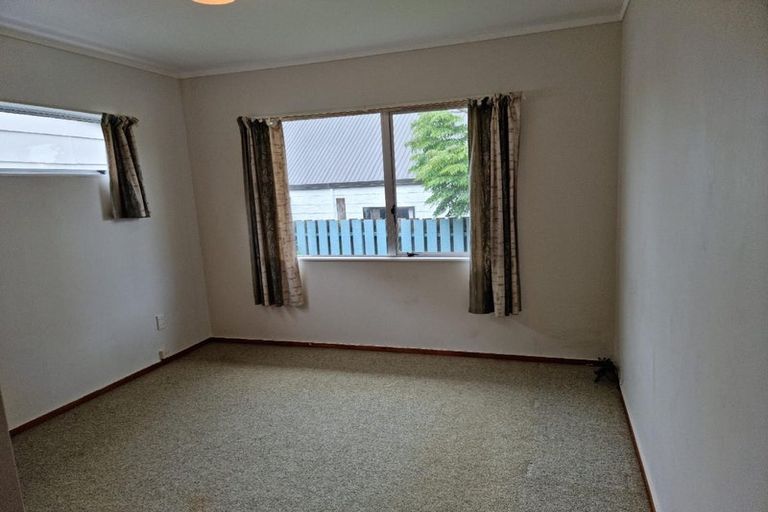 Photo of property in 15 Pokapu Street, Titirangi, Auckland, 0600