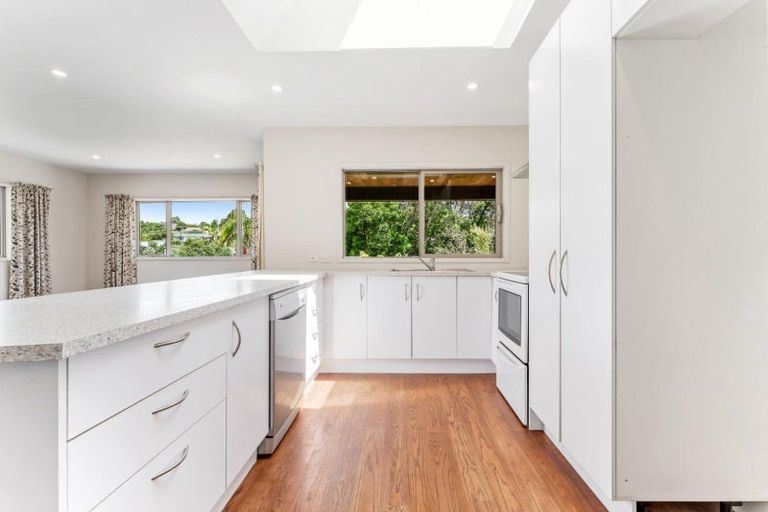 Photo of property in 52 D'oyly Drive, Stanmore Bay, Whangaparaoa, 0932