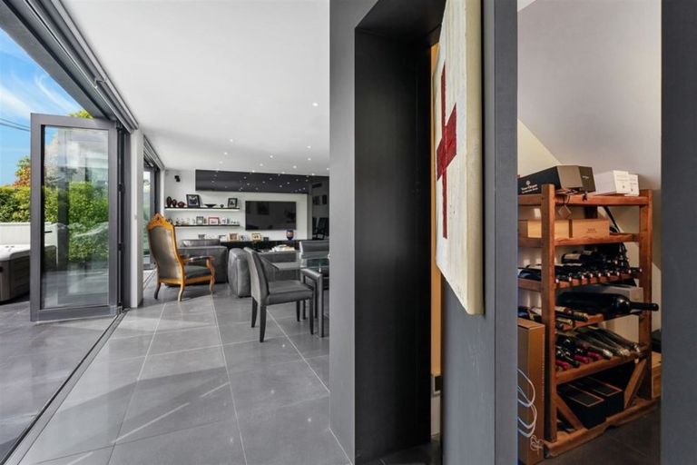 Photo of property in 116 Aikmans Road, Merivale, Christchurch, 8014