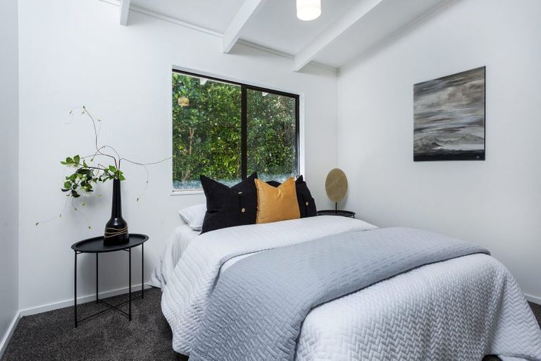 Photo of property in 2/17 Winifred Avenue, Bayview, Auckland, 0629