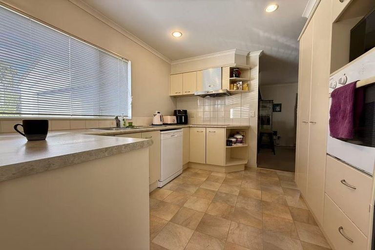 Photo of property in 84 Moyrus Crescent, East Tamaki Heights, Auckland, 2016