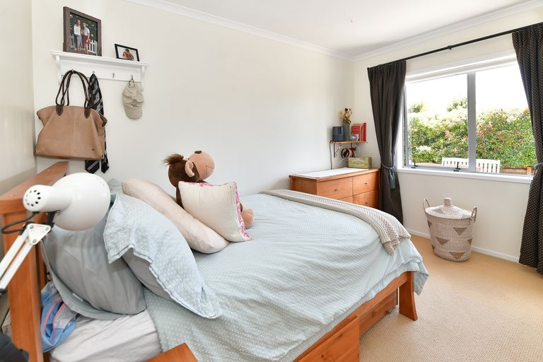 Photo of property in 10 Seamount Drive, Red Beach, 0932