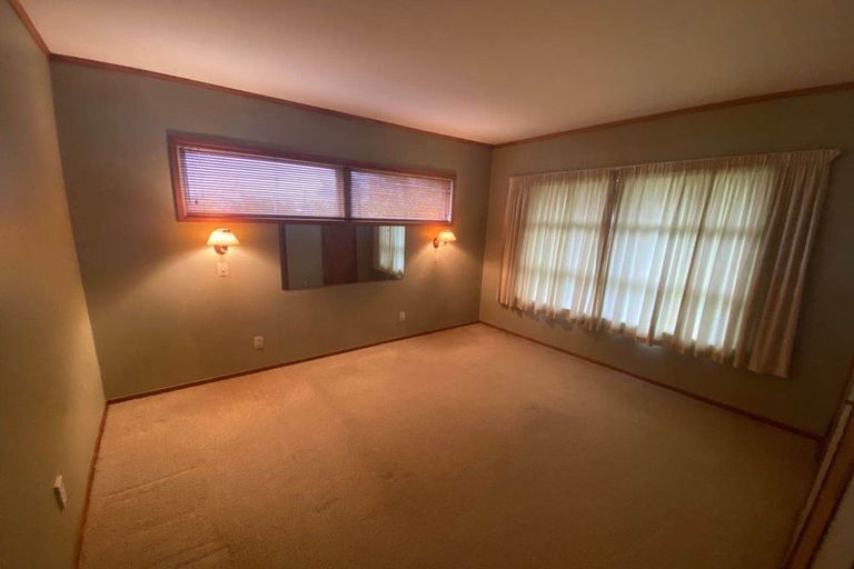 Photo of property in 9 Sturges Road, Henderson, Auckland, 0610