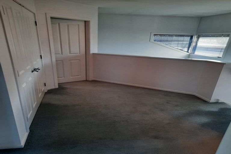 Photo of property in 8 Forbes Lane, Newlands, Wellington, 6037