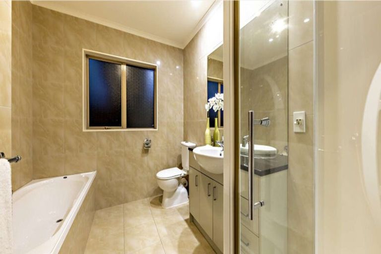 Photo of property in 2 Moravale Lane, Flat Bush, Auckland, 2016