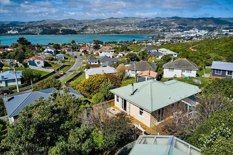 Photo of property in 10 Hiwi Crescent, Titahi Bay, Porirua, 5022
