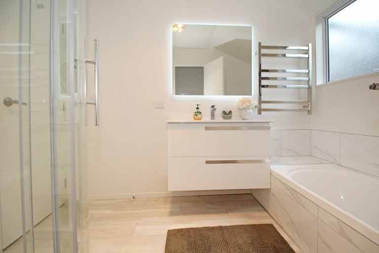 Photo of property in 2 Harbour Lights Close, West Harbour, Auckland, 0618