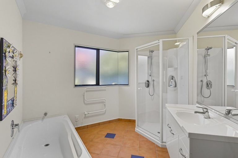 Photo of property in 2 Quadrant Heights, Paraparaumu, 5032