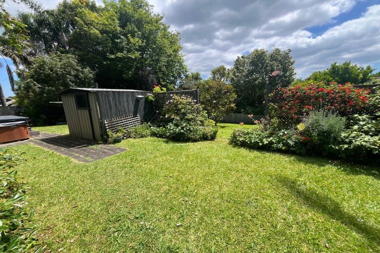 Photo of property in 15 Pinewood Grove, Botany Downs, Auckland, 2010