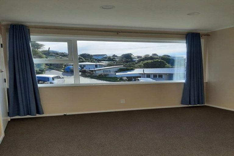 Photo of property in 6 Blandford Way, Newlands, Wellington, 6037