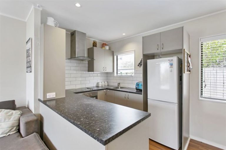 Photo of property in 1/10 Oreil Avenue, West Harbour, Auckland, 0618