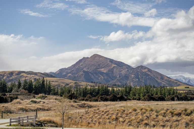 Photo of property in 4 Pounamu Avenue, Albert Town, Wanaka, 9305