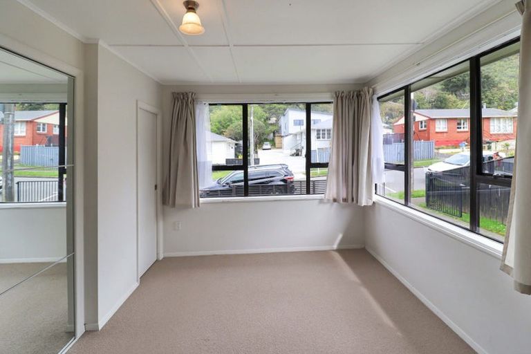 Photo of property in 32 Victory Crescent, Tawa, Wellington, 5028
