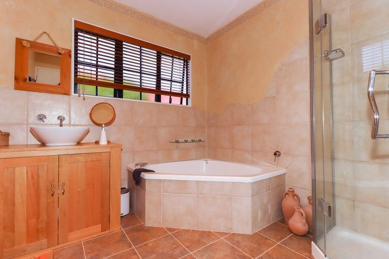 Photo of property in 16 La Lena Grove, Fitzherbert, Palmerston North, 4410