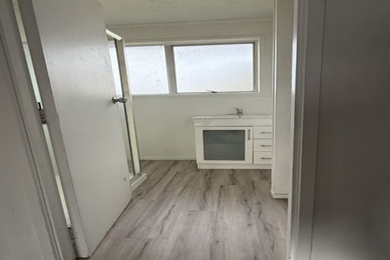 Photo of property in 402 Roscommon Road, Clendon Park, Auckland, 2103