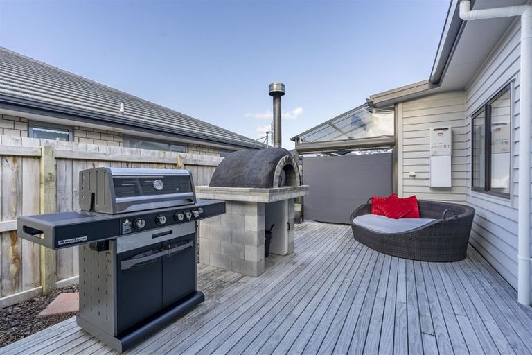 Photo of property in 15 Van Rixel Drive, Kumeu, 0810