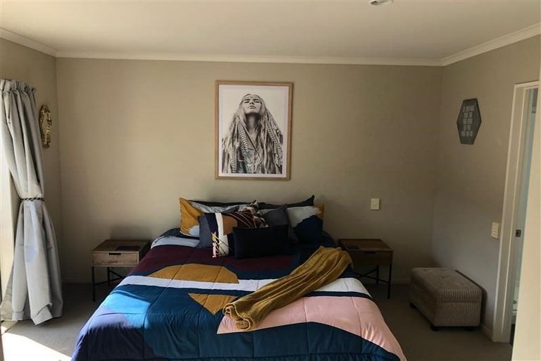 Photo of property in 12 Peachstone Lane, Henderson, Auckland, 0612