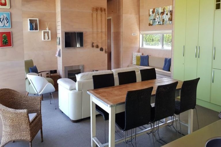 Photo of property in 2 Wairau Road, Oakura, 4314