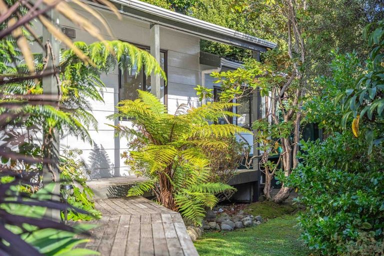 Photo of property in 14 Poneke Drive, Waikanae, 5036