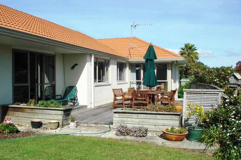 Photo of property in 34 Gillett Place, Botany Downs, Auckland, 2014