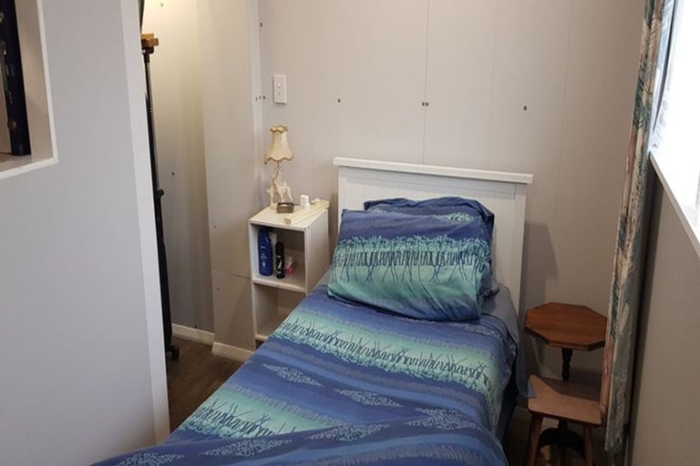 Photo of property in 20-22 Sievers Grove, Cannons Creek, Porirua, 5024