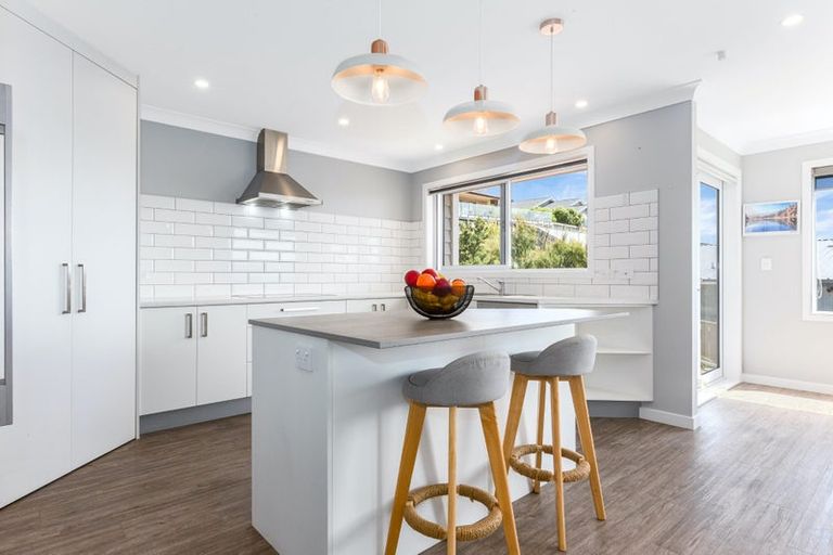 Photo of property in 14 Canary Way, Whitby, Porirua, 5024