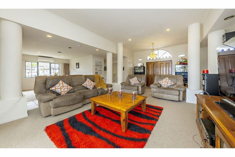 Photo of property in 11 Glenveagh Park Drive, Weymouth, Auckland, 2103