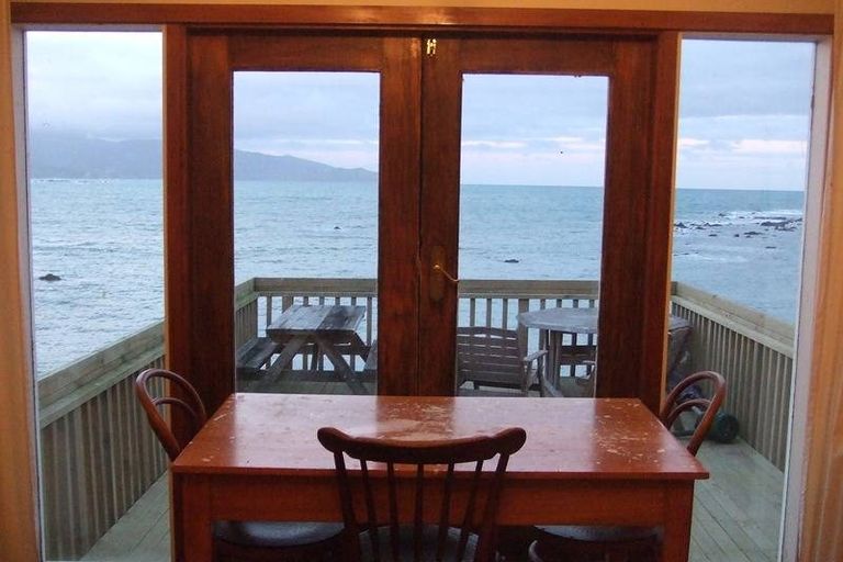 Photo of property in 404 Queens Drive, Lyall Bay, Wellington, 6022