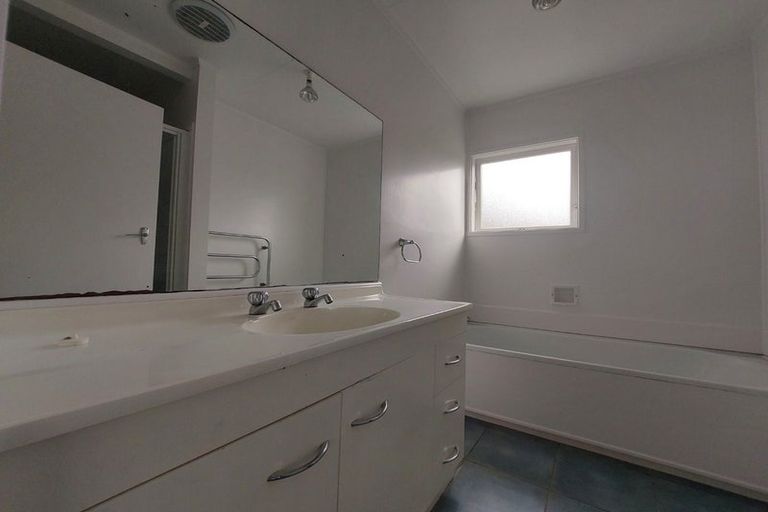 Photo of property in 8 Wyoming Avenue, Murrays Bay, Auckland, 0630