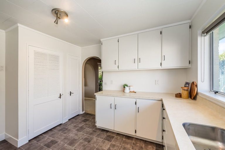 Photo of property in 33 Rewarewa Crescent, Waikanae, 5036