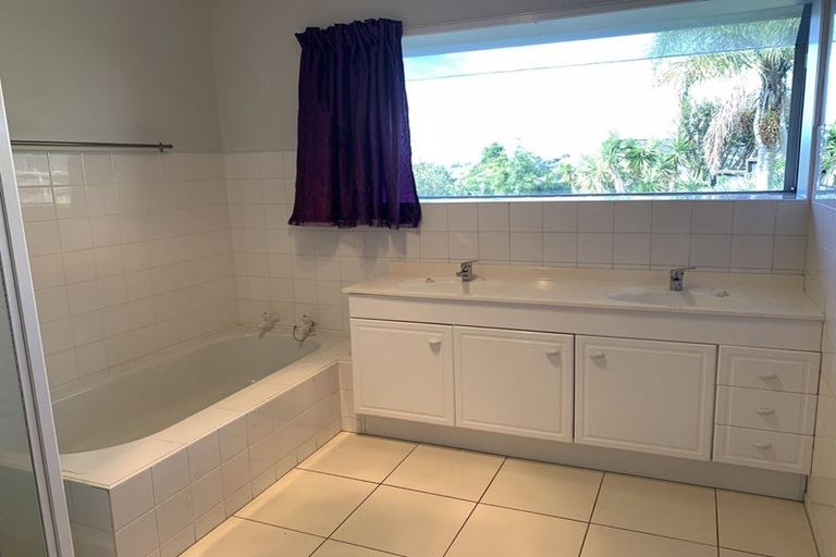 Photo of property in 28 Gretel Place, Hillcrest, Auckland, 0627
