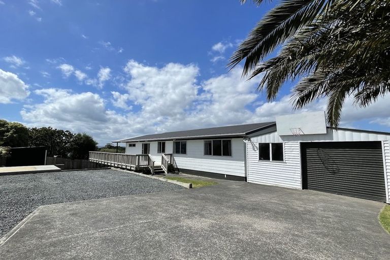 Photo of property in 28 Hueglow Rise, West Harbour, Auckland, 0618
