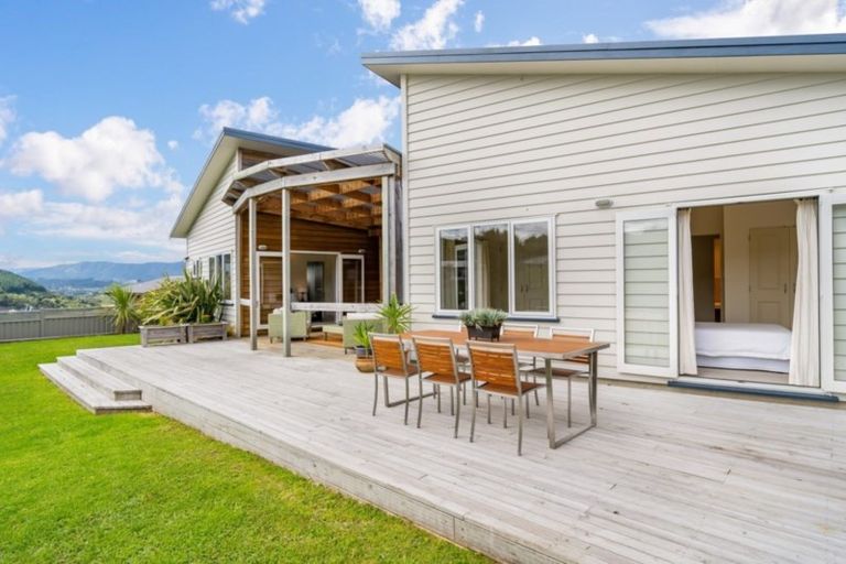 Photo of property in 16 James Nairn Grove, Riverstone Terraces, Upper Hutt, 5018