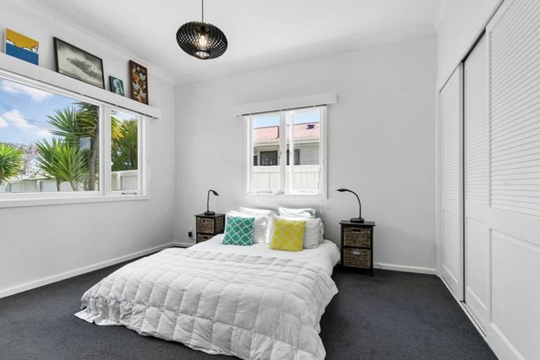 Photo of property in 92 Astley Avenue, New Lynn, Auckland, 0600